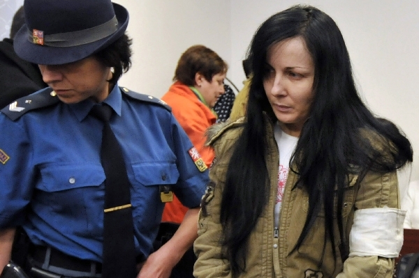 Odsouzená Michaela Karbanová u Krajského soudu v Plzni.