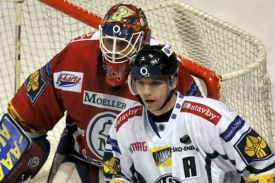 Radim Vrbata zažil na ledě Pardubic premi&eacute;ru.