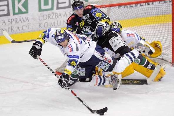 Radim Vrbata (v tmavém) v duelu proti Liberci. Teď za něj bude hrát.
