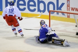 Radim Vrbata proměňuje n&aacute;jezd proti Finsku na turnaji v Liberci.