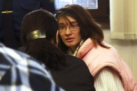 Kateřina Vrchlavsk&aacute; hovoř&iacute; s obh&aacute;jkyn&iacute;.