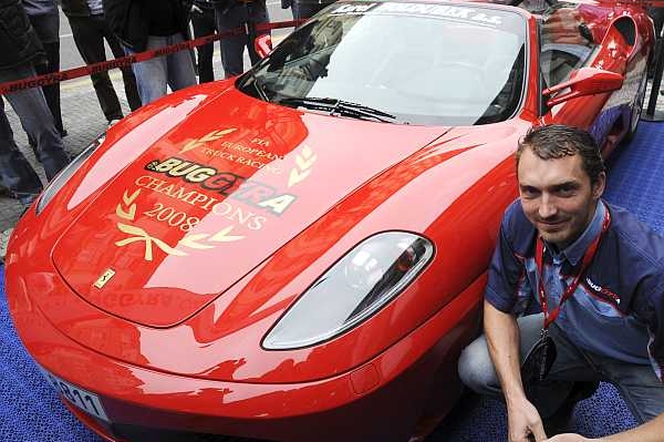 David Vršecký s prémií za svůj triumf, se zbrusu novým ferrari.
