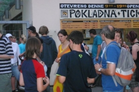 Skupinka objednaná na noční procházku.