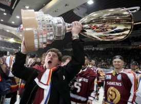 Tren&eacute;r Franti&scaron;ek V&yacute;born&yacute;. Bude za rok slavit titul jako na jaře 2007?