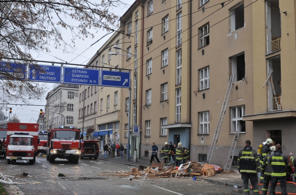K domu v Hradci Králové, kde vybuchl plyn, se sjeli hasiči.