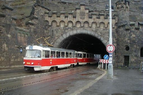 Linka č. 17 vyjíždí z vyšehradského tunelu.