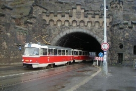 Linka č. 17 vyjíždí z vyšehradského tunelu.