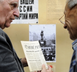 V&yacute;stava dokumentů Srpen 1968 v prostor&aacute;ch Vald&scaron;tějnsk&eacute;ho pal&aacute;ce.