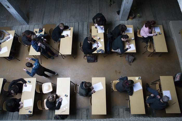 Kurzy se odehrávají v kulisách školní třídy