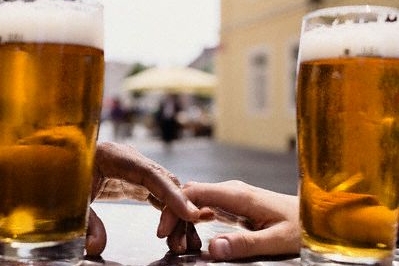 Češi nad zlatavým mokem raději oprašují staré lásky. Češi nad zlatavým mokem raději oprašují staré lásky.