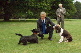 George W. Bushe ztvárnil Josh Brolin.