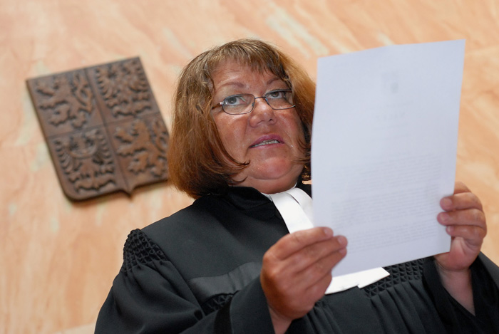 Soudkyně Eliška Wagnerová předčítá nález Ústavního soudu.