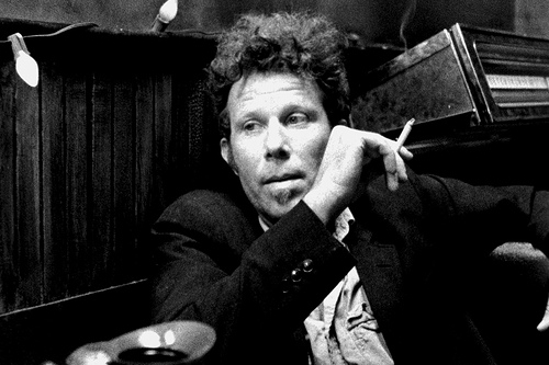 Tom Waits ve filmu Jima Jarmusche Kafe a cigára.