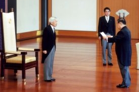 c&iacute;sař Akihito a premi&eacute;rem Abem a ministrem Wakabaja&scaron;im, z&aacute;ř&iacute; 2007 (2)