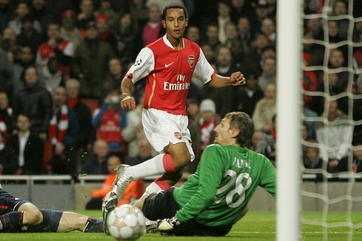 Theo Walcott střílí branku Martinu Vaniakovi. Theo Walcott střílí branku Martinu Vaniakovi.