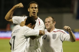 Zleva Theo Walcott, Rio Ferdinand a Wayne Rooney.