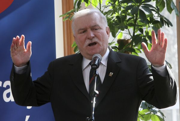 Lech Walesa. Ikona na rozviklaném podstavci.