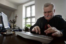 Lech Walesa se brání nařčení, že spolupracoval s tajnou policií.