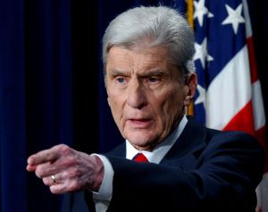 Senátor John Warner při diskuzi o Iráku