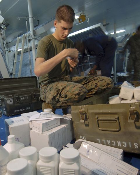 Americký medik kontroluje zásoby pro Barmu, které veze USS Essex.