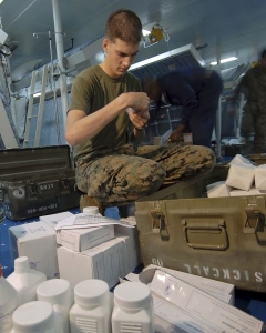 Americký medik kontroluje zásoby pro Barmu, které veze USS Essex.