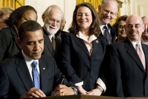 Obama svým podpisem opět povoluje výzkum kmenových buněk.