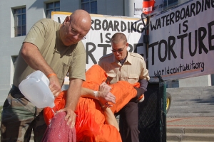 Demostrace proti waterboardingu.