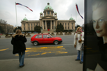 Pošmourné ráno před srbským parlamentem.