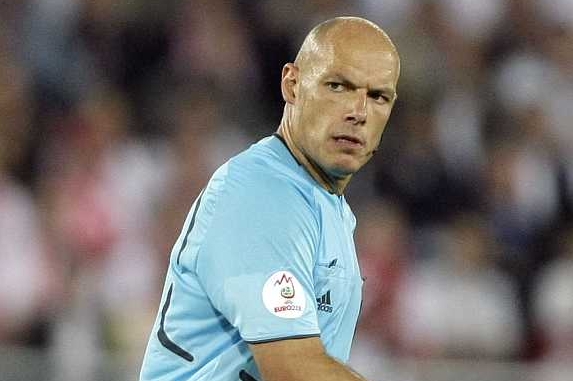 Anglický sudí Howard Webb. Anglický sudí Howard Webb.