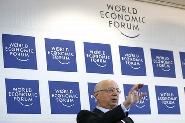 Klaus Schwab před logem Světového ekonomického fóra. Klaus Schwab před logem Světového ekonomického fóra.