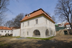 Rozhodování o osudu vily na pražské Kampě připomíná čekání na Godota.