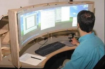 Širokoúhlé monitory urychlují práci.