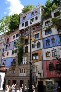 Hundertwasserův dům ve V&iacute;dni.