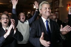 Geert Wilders s partajními přáteli, 2006