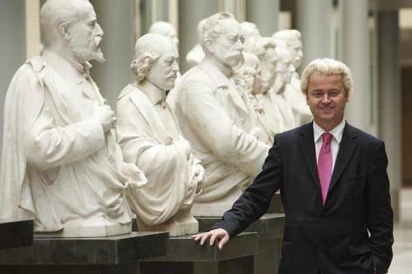 Wilders pózuje s nizozemskými velikány.