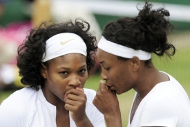 Serena (vpravo) a Venus Wiiliamsovy na letošním Wimbledonu.