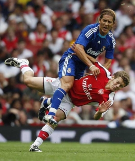 Jack Wilshere v souboji s hvězdou Realu Madrid - Michelem Salgadem.