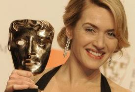 Kate Winsletov&aacute; s cenou za film předč&iacute;tač.