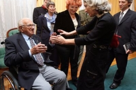 Nicholas Winton (vlevo) se setkal s někter&yacute;mi ze zachr&aacute;něn&yacute;ch dět&iacute;