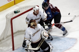 Brankář Anaheimu Jonas Hiller vyráží střelu poláka Wojteka Wolského. Brankář Anaheimu Jonas Hiller vyráží střelu poláka Wojteka Wolského.