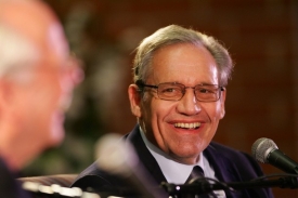 Bob Woodward (vpravo) v televizn&iacute;m rozhovoru roku 2007.