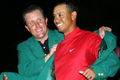 O pět z posledních šesti titulů na turnaji Masters se podělila dvojice Tiger Woods (vpravo) -  Phil Mickelson.