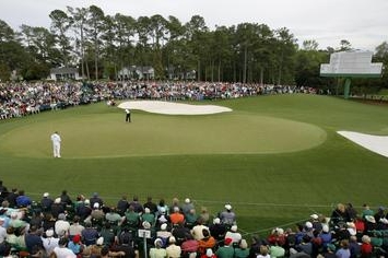 Tiger Woods na greenu 18. jamky v Augustě.