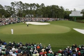 Tiger Woods na greenu 18. jamky v Augustě.