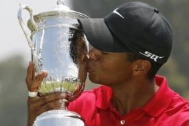 Tiger Woods líbá pohár pro vítěze US Open. Tiger Woods líbá pohár pro vítěze US Open.
