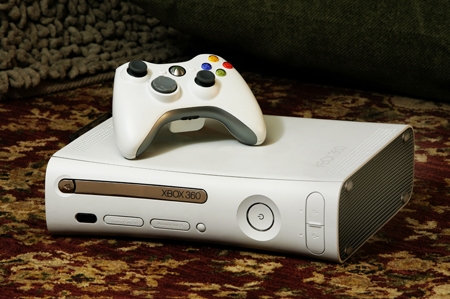 Herní konzole Xbox 360 od Microsoftu se asi bez Blu-Ray neobejde. Herní konzole Xbox 360 od Microsoftu se asi bez Blu-Ray neobejde.