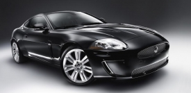 Nov&yacute; motor se buse montovat tak&eacute; do vrcholn&eacute; verze kup&eacute; XKR, kter&aacute; si tak polep&scaron;&iacute; o t&eacute;měř sto kon&iacute; v&yacute;konu.