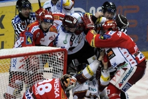 Hromadn&aacute; bitka se strhla v druh&eacute; třetině duelu Slavie se Spartou.