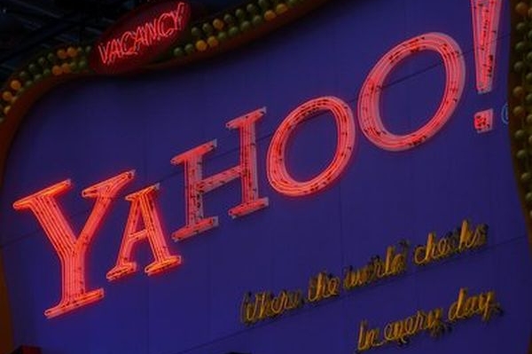 Logo společnosti Yahoo na Times Square v New Yorku.