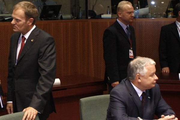 Premiér Tusk (vlevo) versus prezident Kaczynski. 